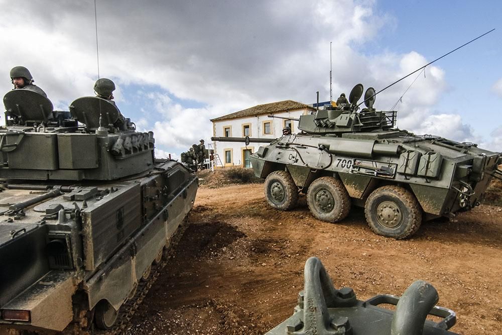 La ministra de Defensa visita la base de la Brigada