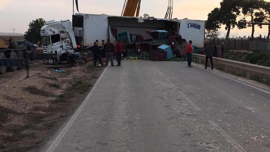 El camión volcado en La Aparecida