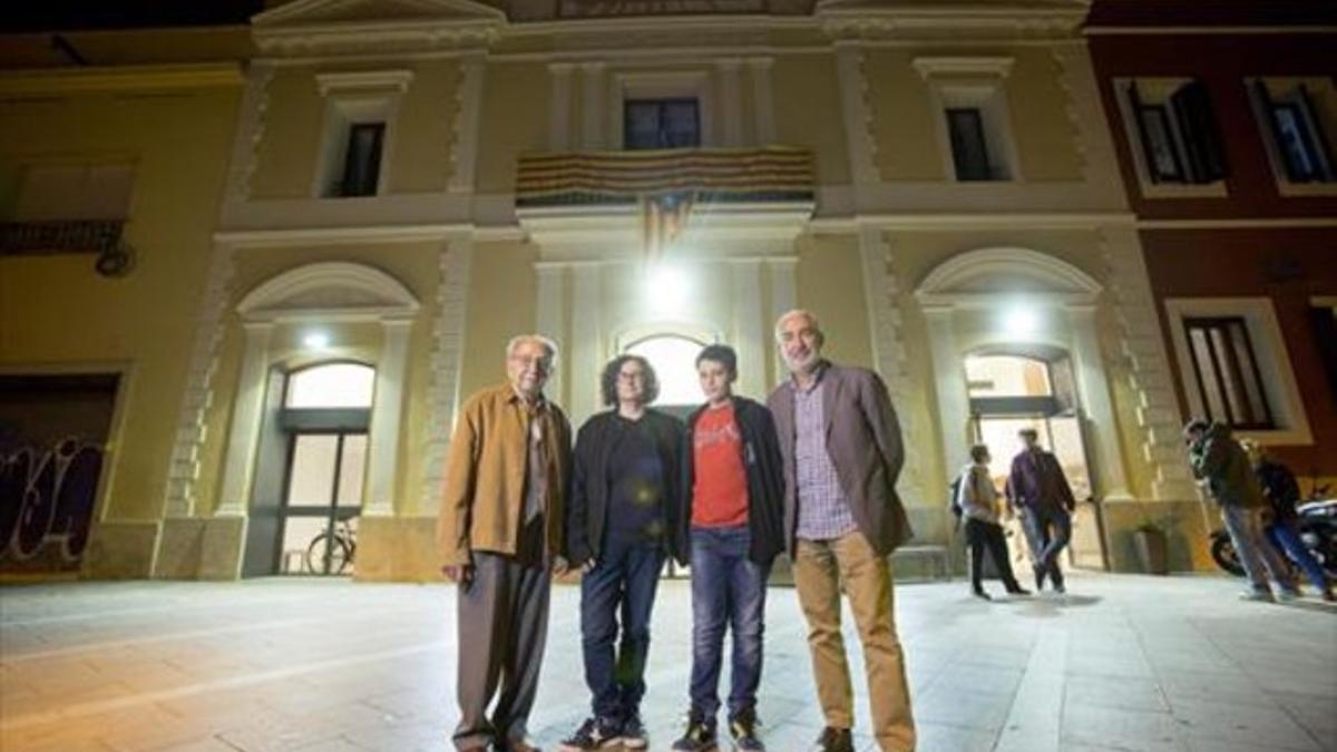 Por la izqda., Hosta, Àlvarez y Escolà con el actual presidente, Oriol Hosta.