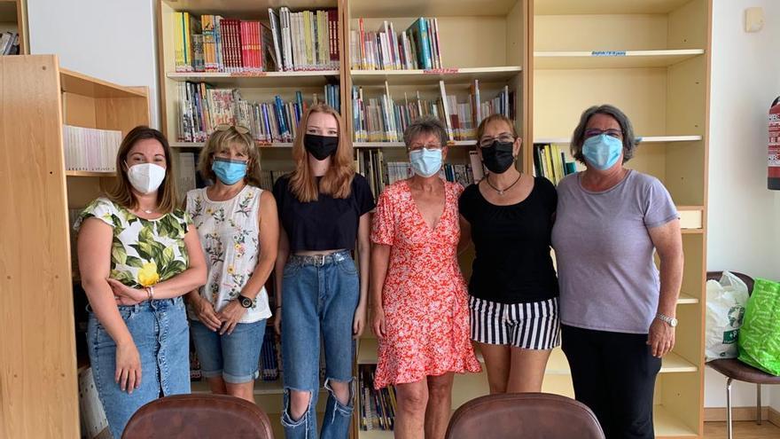 Abbie, que ha digitalizado la biblioteca del colegio la Penya Blanca de Benigembla, junto a responsables del centro y del ayuntamiento