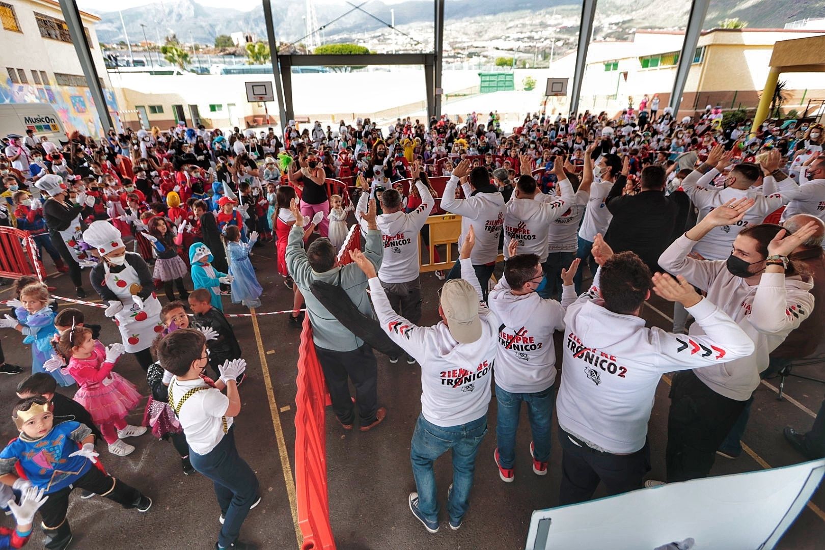 Diablos Locos celebra el Viernes de Carnaval con los alumnos del Príncipe Felipe de Candelaria