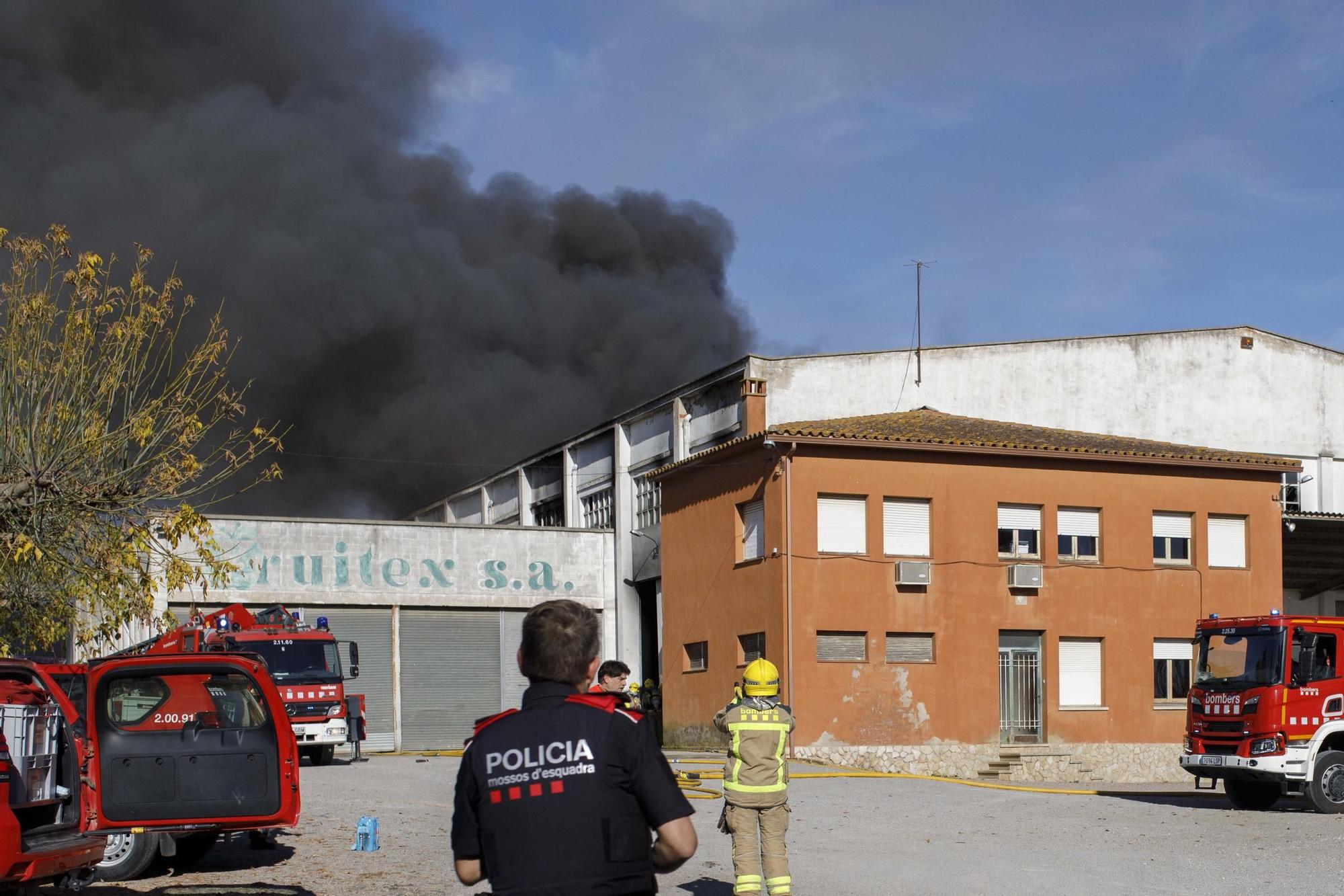 Aparatós incendi en una nau industrial a Vilobí