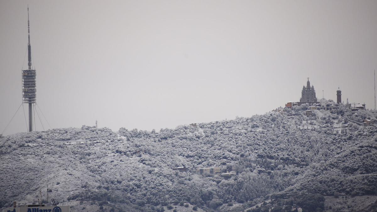 El Tibidabo, nevado, visto desde Barcelona.
