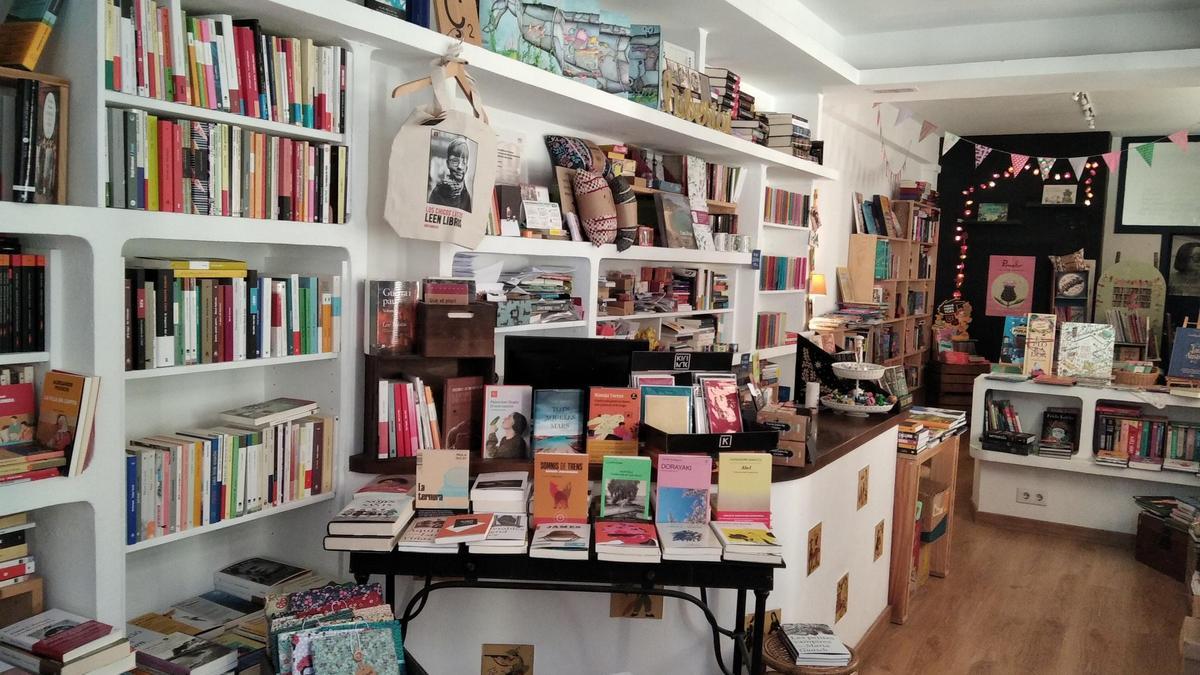 Interior de la librería Ça Trencada, en Blanes (Girona).