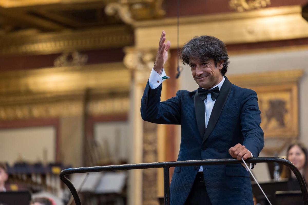 El director de la OJPA, Francisco Maestre, durante un recital