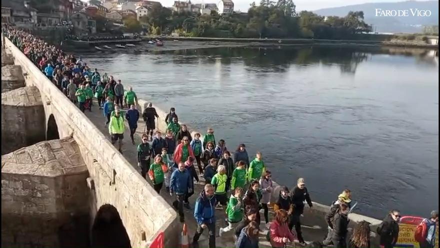 Más de 800 personas en la marcha contra la ELA entre Arcade y Pontevedra