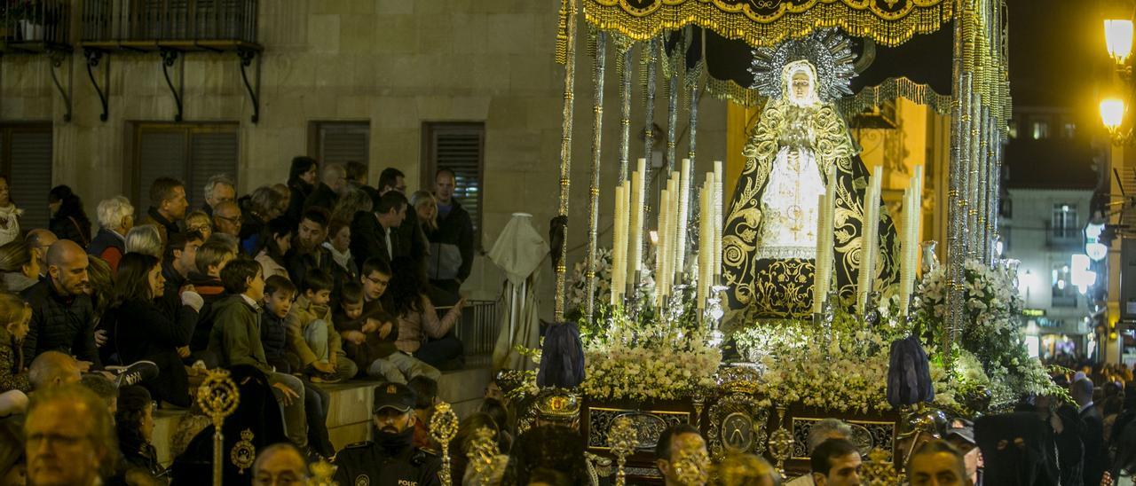 El paso de Nuestra Señora de la Soledad de Santa María en la procesión de 2018