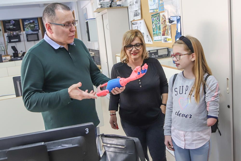 La prótesis de brazo en 3D que fabricaron dos profesores de Orihuela para una niña se mostrará en el museo WorldSkills de Shangái