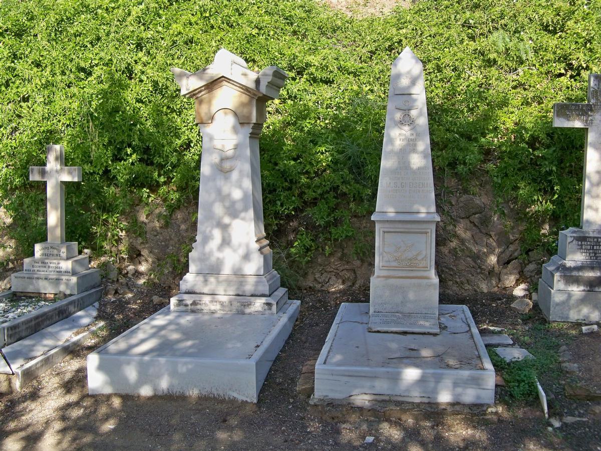 Los tripulantes fallecidos fueron enterrados en el Cementerio Inglés de Málaga.