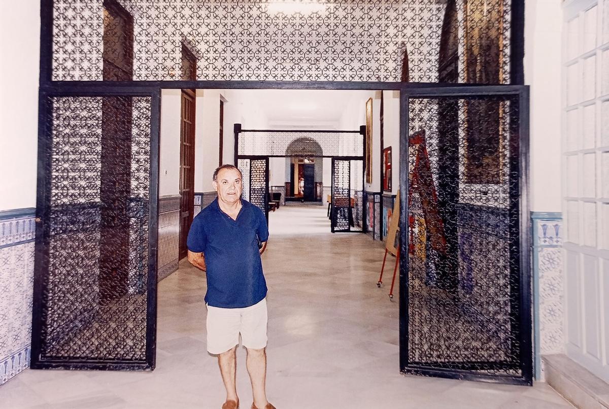 Las artísticas puertas de hierro junto a la capilla, un trabajo en el que colaboró con el hermano Adolfo en los 70.