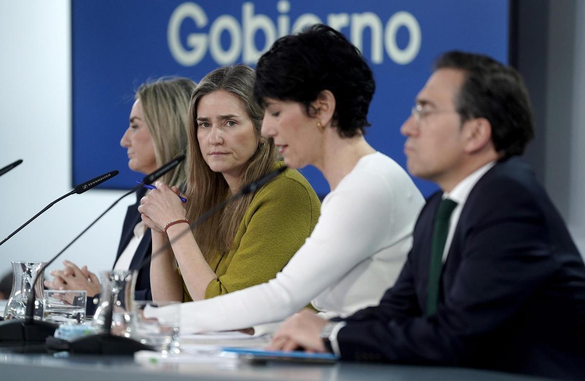Elma Saiz, Sara Aagesen, Milagros Tolón i José Manuel Albares, en la roda de premsa posterior al Consell de Ministres