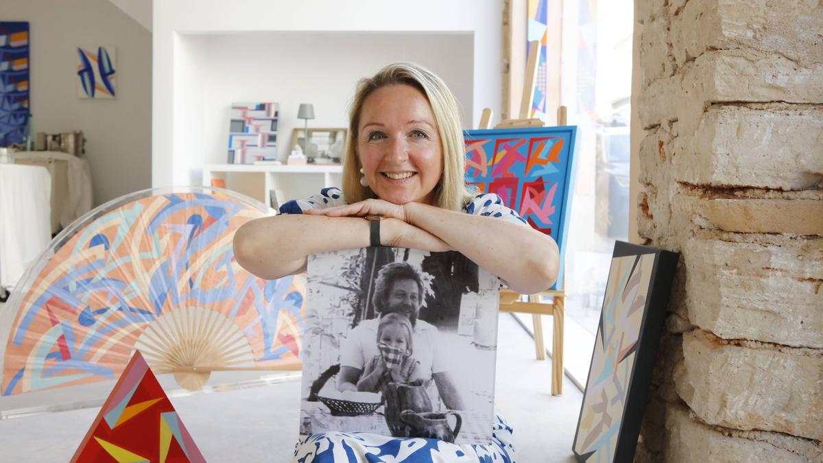 Galeristin auf Zeit: Stella Bette mit einem Foto von sich und ihrem Vater Michael Bette, umgeben von seinen Kunstwerken.