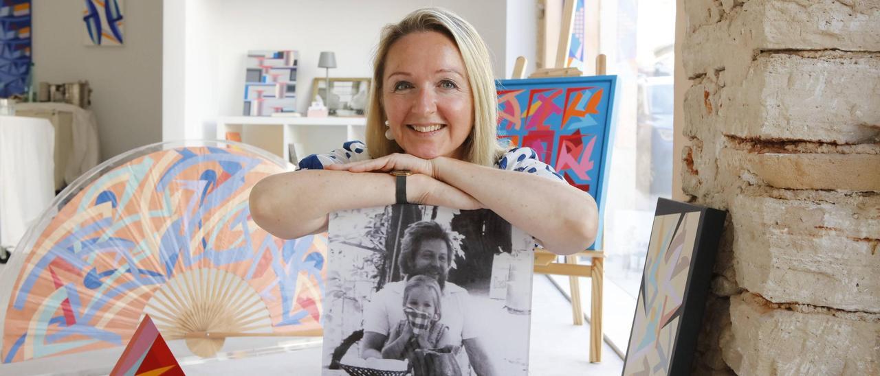 Galeristin auf Zeit: Stella Bette mit einem Foto von sich und ihrem Vater Michael Bette, umgeben von seinen Kunstwerken.