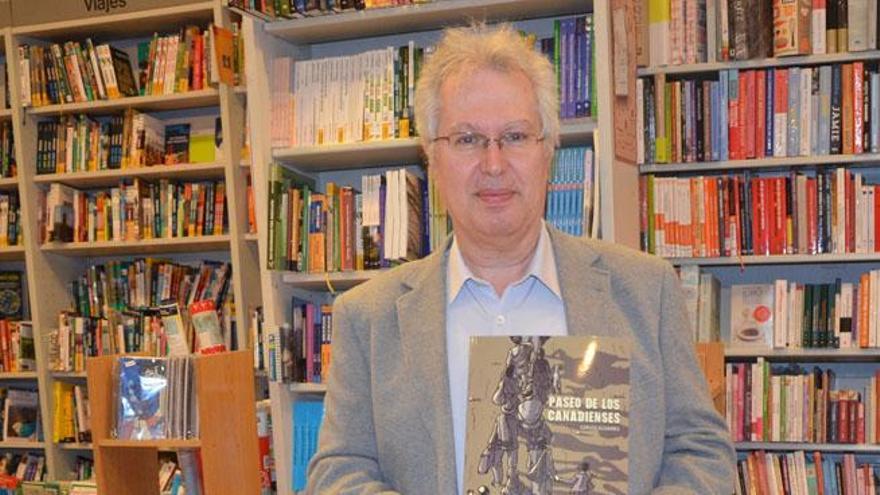 Carlos Guijarro en la librería Proteo sosteniendo su nuevo libro «Paseo de los canadienses».