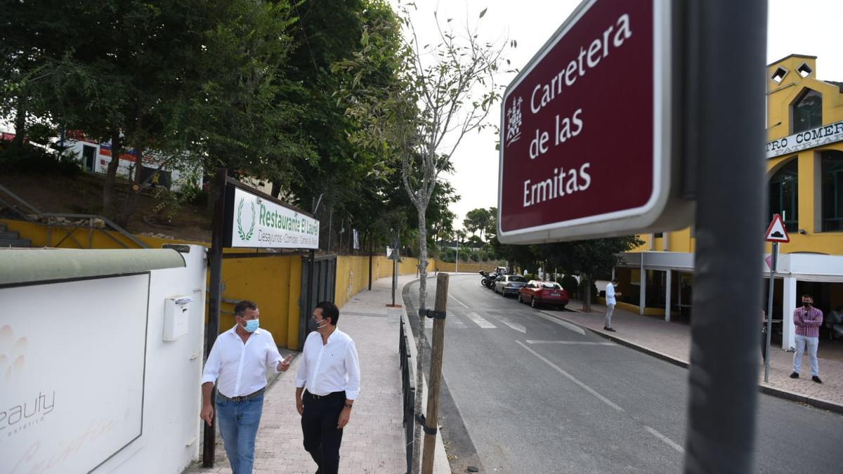 David Jurado y José María Bellido visitan este miércoles la zona remodelada de la carretera de Las Ermitas.