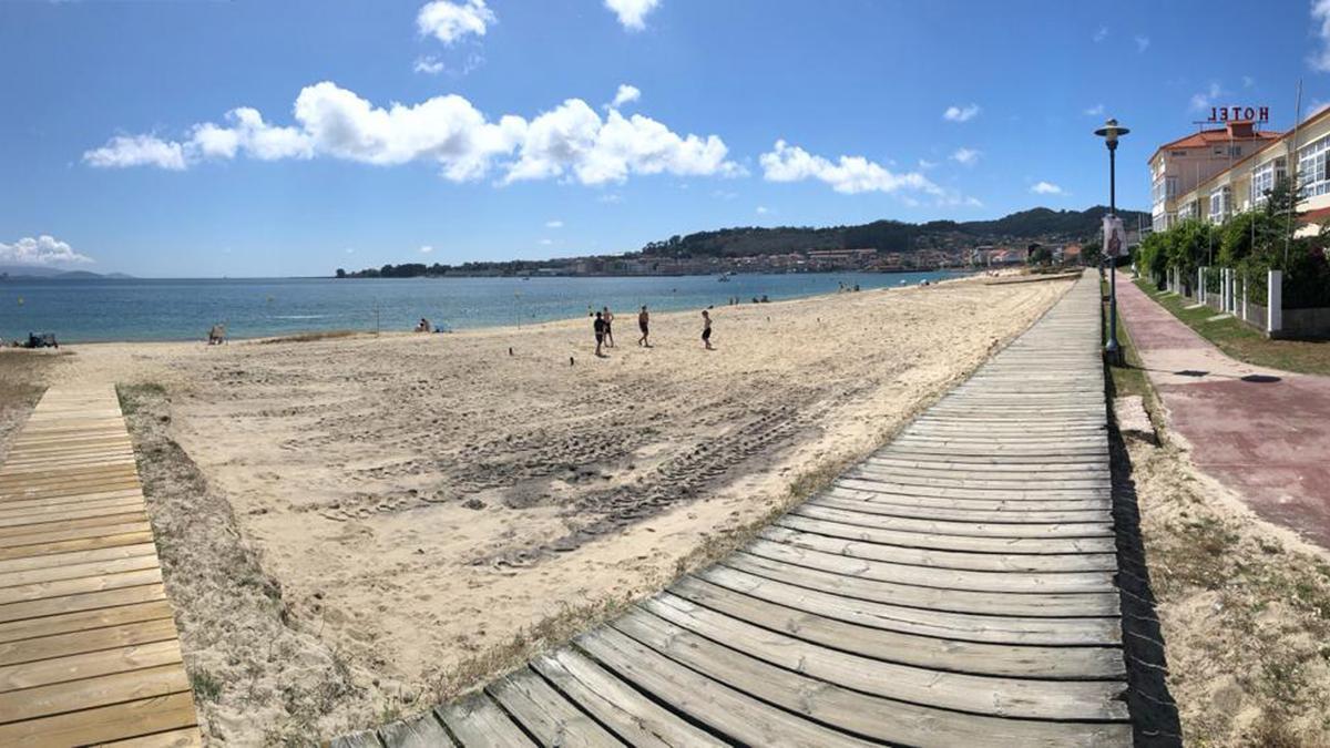 Un grupo de niños jugando, ayer, en el espacio explanado por las excavadoras en la playa de Rodeira