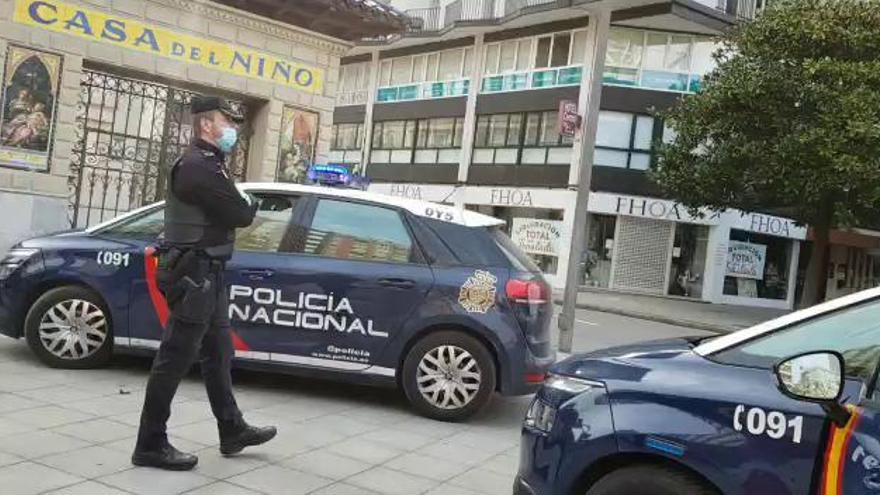 La Policía le canta el cumpleaños feliz a un niño en Gijón