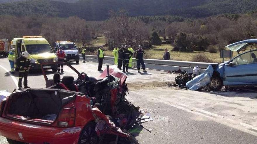 Cinco fallecidos y un herido en el choque frontal de dos vehículos en Ávila