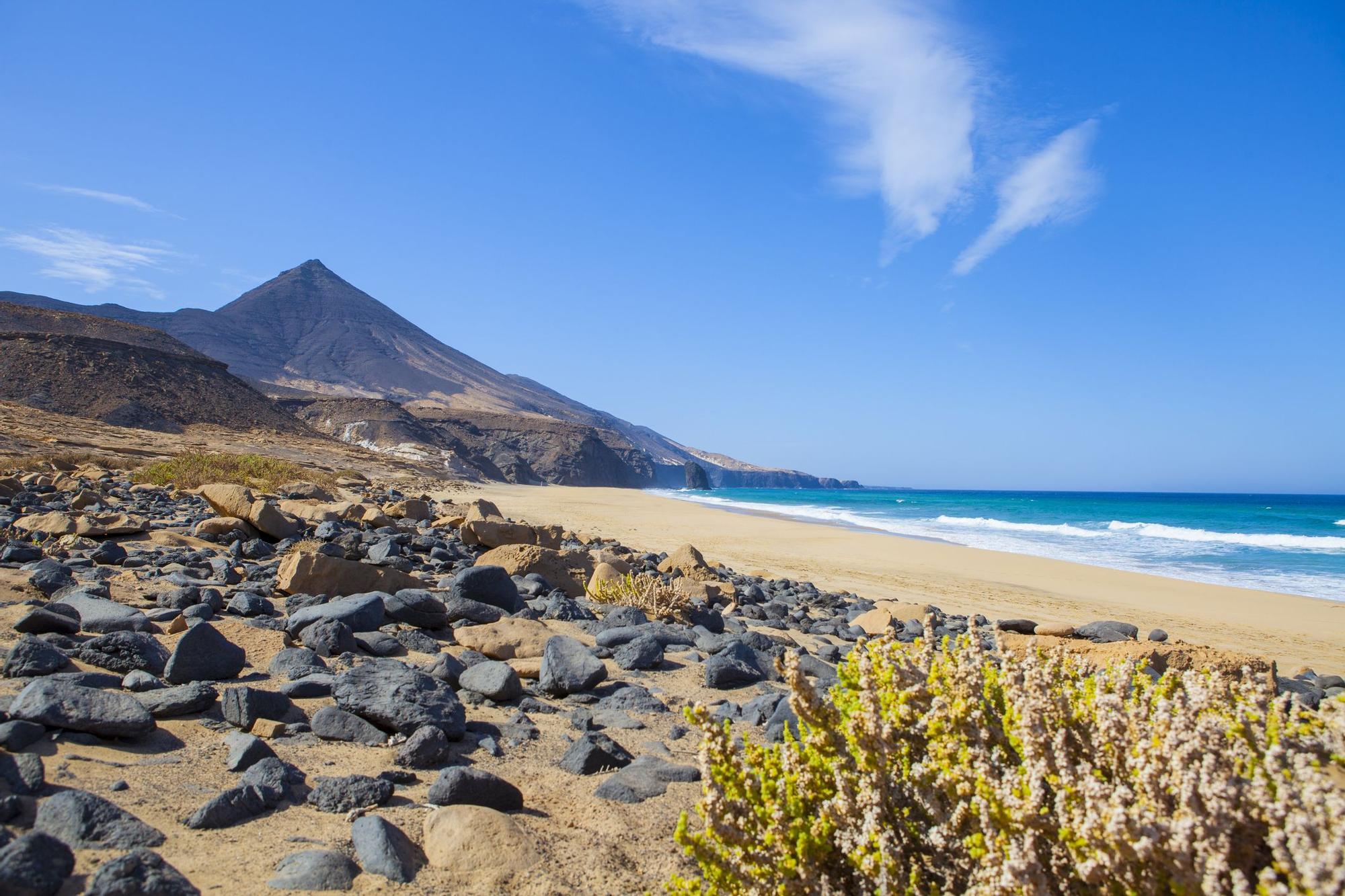 Con una imponente montaña al fondo, la playa de Cofete es un hito geológico de Fuerteventura