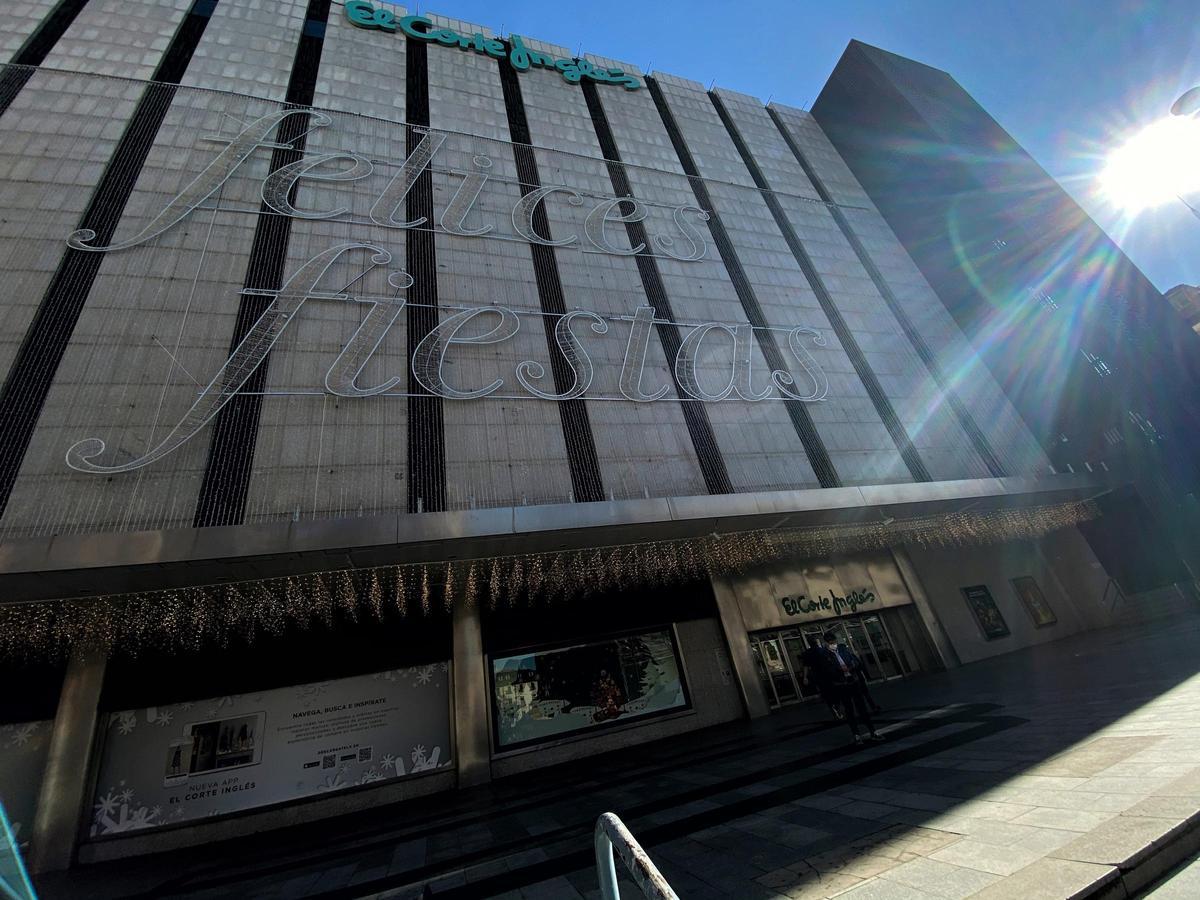 Archivo - La fachada del centro comercial de El Corte Inglés de la calle Preciados, en Madrid (España)
