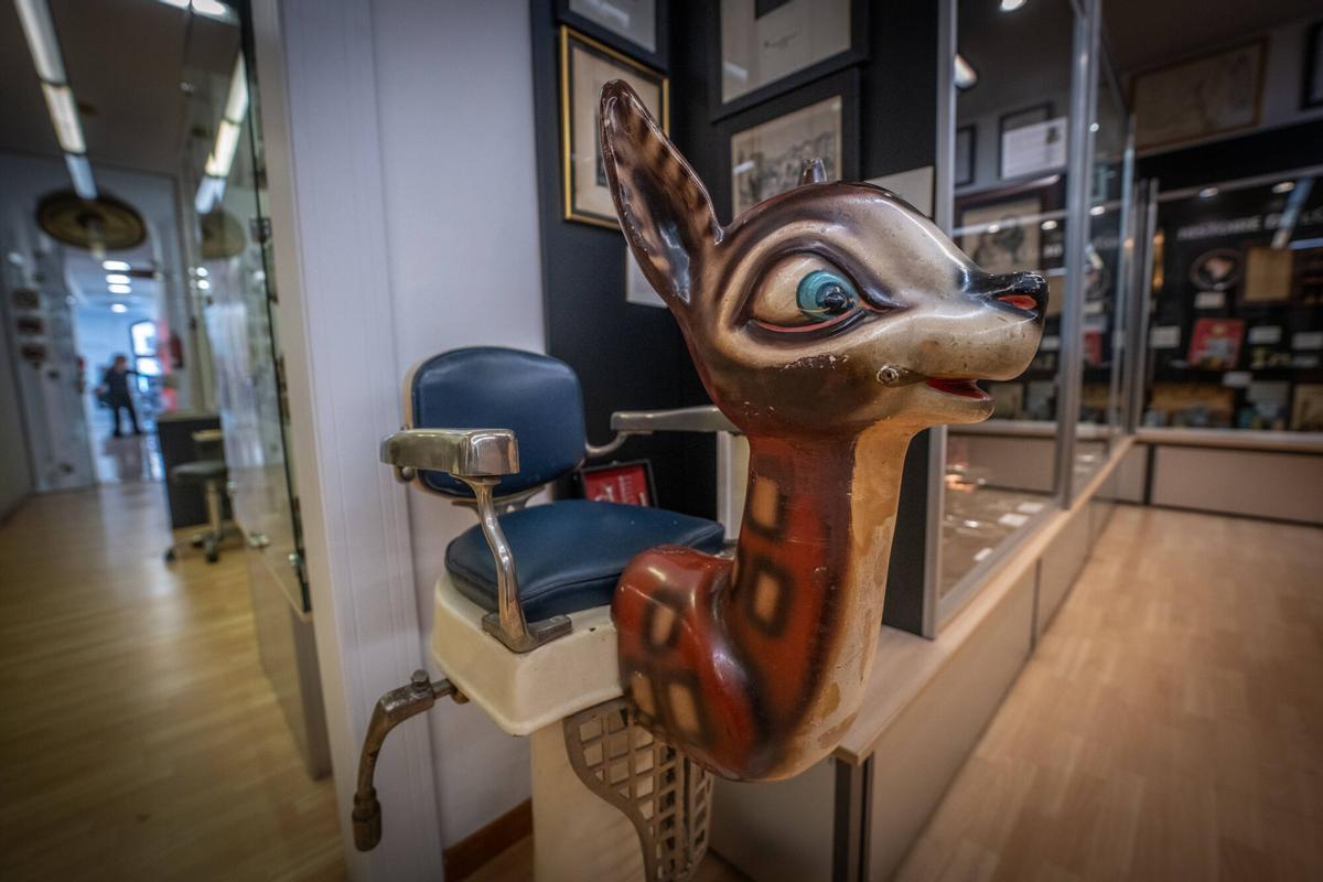 barcelona 24/04/2025 Gente. Entrevista Carol Pagès en el Museu de la peluquería Raffel Pagès, con motivo del próximo centenario del gran peluquero catalán. Entrevista y recorrido por las piezas más icónicas de su museo. AUTOR: JORDI OTIX