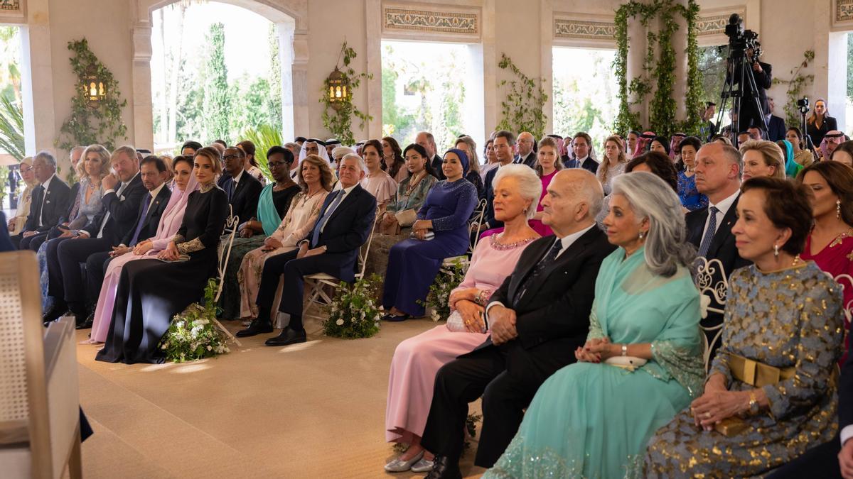 La Reina Rania de Jordania, madre del novio junto al resto de los invitados a la boda real del príncipe heredero jordano Hussein con su prometida, Rajwa Al Saif de Arabia Saudita en  en el Palacio de Zahran, Amman, Jordania.