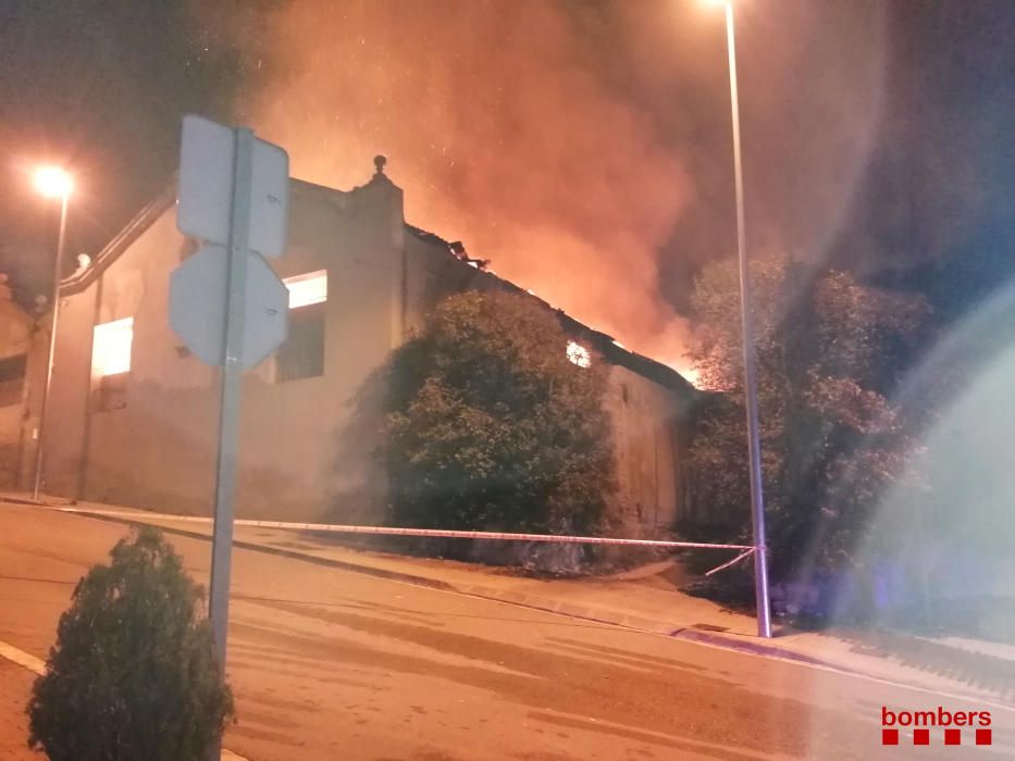 Un incendi crema dues naus d'una fàbrica de cartró d'Òdena
