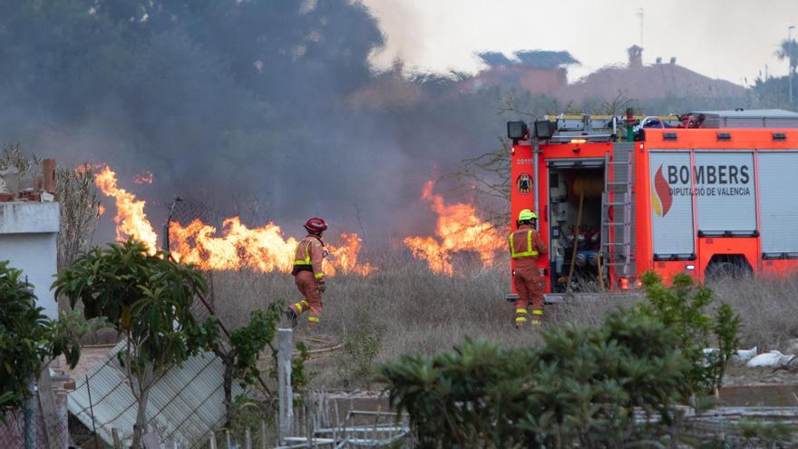 Alarma en Sagunt por un incendio en el delta del Palància