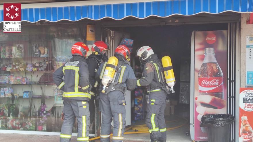 Un incendio en un bazar chino de Orpesa obliga a desalojar un edificio de 14 plantas