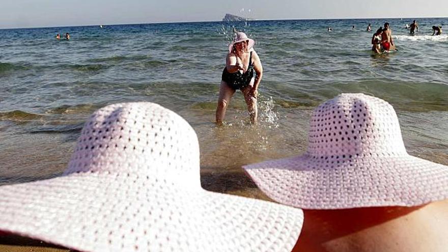 Tres turistas del programa del Imserso, el pasado mes de noviembre, en la playa de Levante de Benidorm.