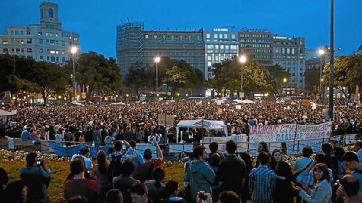 Vista general de la plaza de Catalunya de Barcelona, tomada por cientos de indignados, anoche.