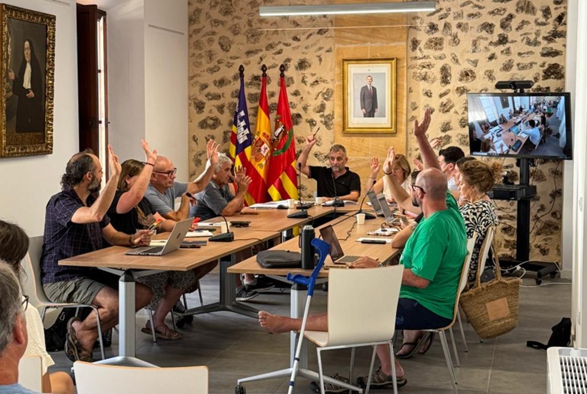 Imagen de un pleno celebrado en el Ayuntamiento de Sencelles.