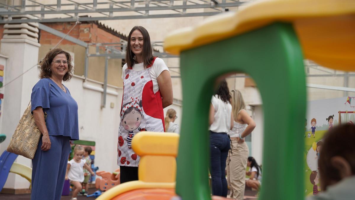 La regidora Amor Amorós, en una escuela infantil.