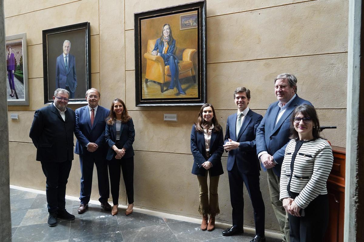 Marta Fernández, junto a Pepe Cerdá, María Navarro (presidenta de las Cortes) y compañeros de partido y de la Mesa de las Cortes.