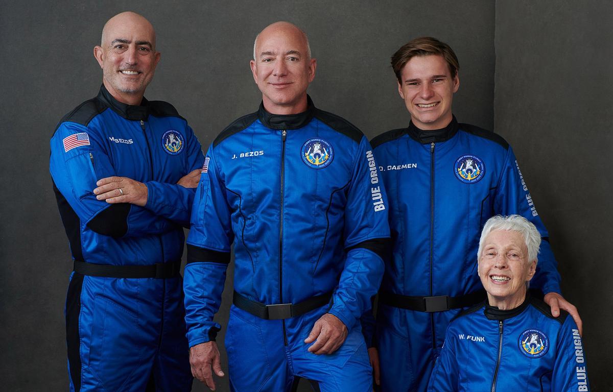 Jeff Bezos ha escogido cuidadosamente a sus tres acompañantes en el primer vuelo con astronautas de su nave New Shepard. Viajarán con él su hermano, Mark Bezos, la piloto Wally Funk y Oliver Daemen