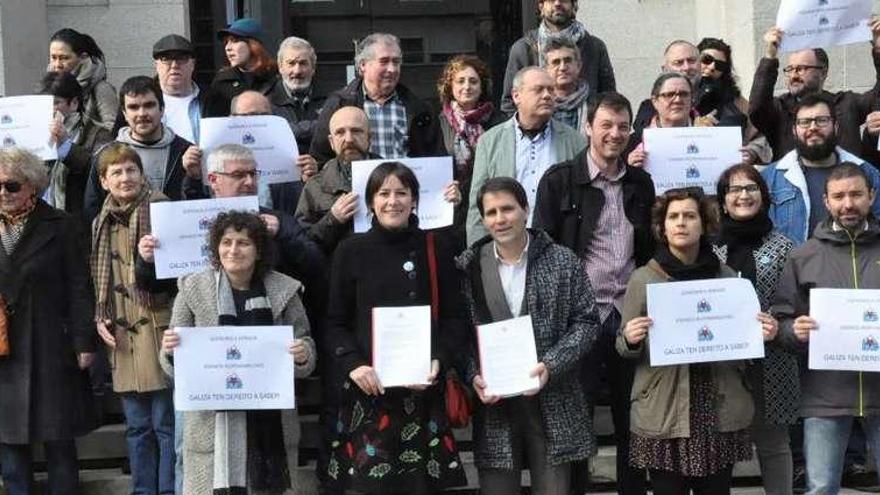 El BNG lleva la venta de Novagalicia a la Fiscalía  |  La portavoz nacional del BNG, Ana Pontón, presentó una denuncia ante la Fiscalía Superior de Galicia en la que pide que se investigue la venta de Novagalicia Banco al entender que existen &quot;indicios&quot; de posibles delitos penales por presunta malversación y una gestión &quot;negligente&quot;. Sostiene que, para el BNG, existen &quot;pruebas sólidas&quot; para que se admita la denuncia. Además, señaló que si el PP y el presidente de la Xunta, Alberto Núñez Feijóo, &quot;no tuvieran nada que ocultar, serían los primeros interesados en que se investigara&quot;, sentenció al cuestionar el papel del Ejecutivo gallego en el proceso de venta de Novagalicia Banco. Dijo que fue &quot;fraudulento&quot; y que, además de &quot;la pérdida&quot; de las cajas de ahorro gallegas, se llevó a cabo &quot;sin transparencia y modificando las reglas&quot;.