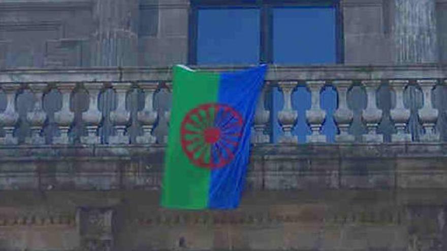 La bandera gitana en balcón del concello. // R. Vázquez