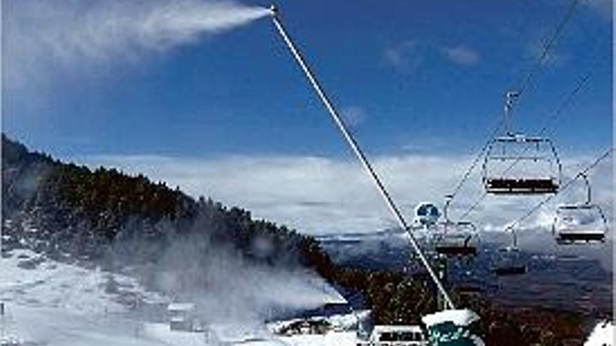 Els canons tracten de condicionar les pistes de la Masella.