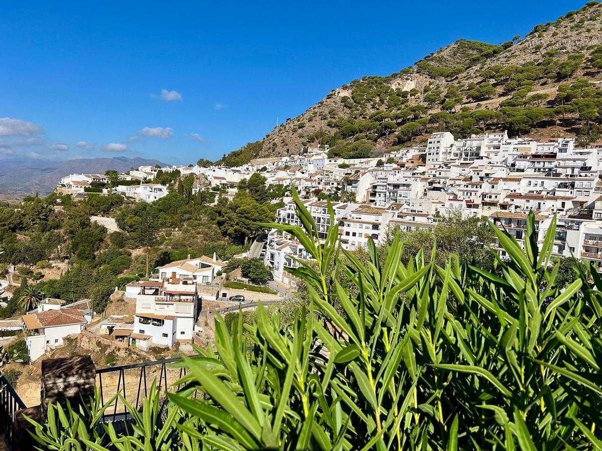 El Parque de la Muralla de Mijas, un entorno con una tirolina de 20 metros y un paseo entre murallas, cascadas y jardines botánicos