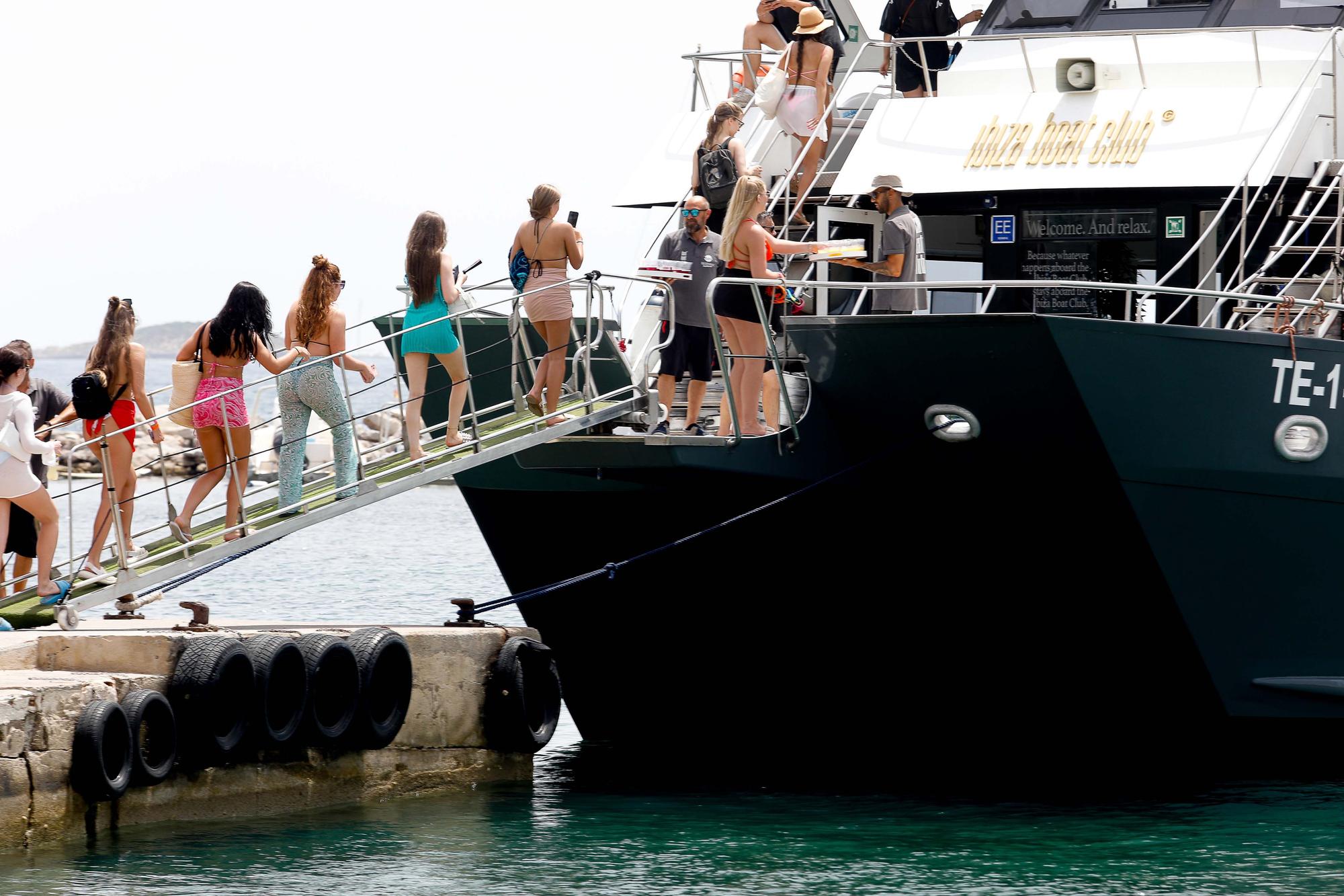 Los ‘party boats’ esquivan la ley contra el turismo de borrachera y sirven barra libre en Ibiza