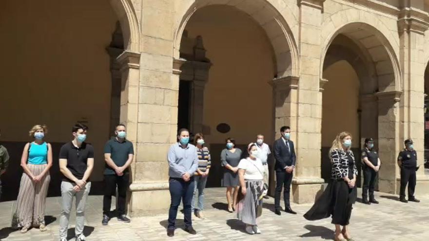 Minuto de silencio en el Ayuntamiento de Castelló