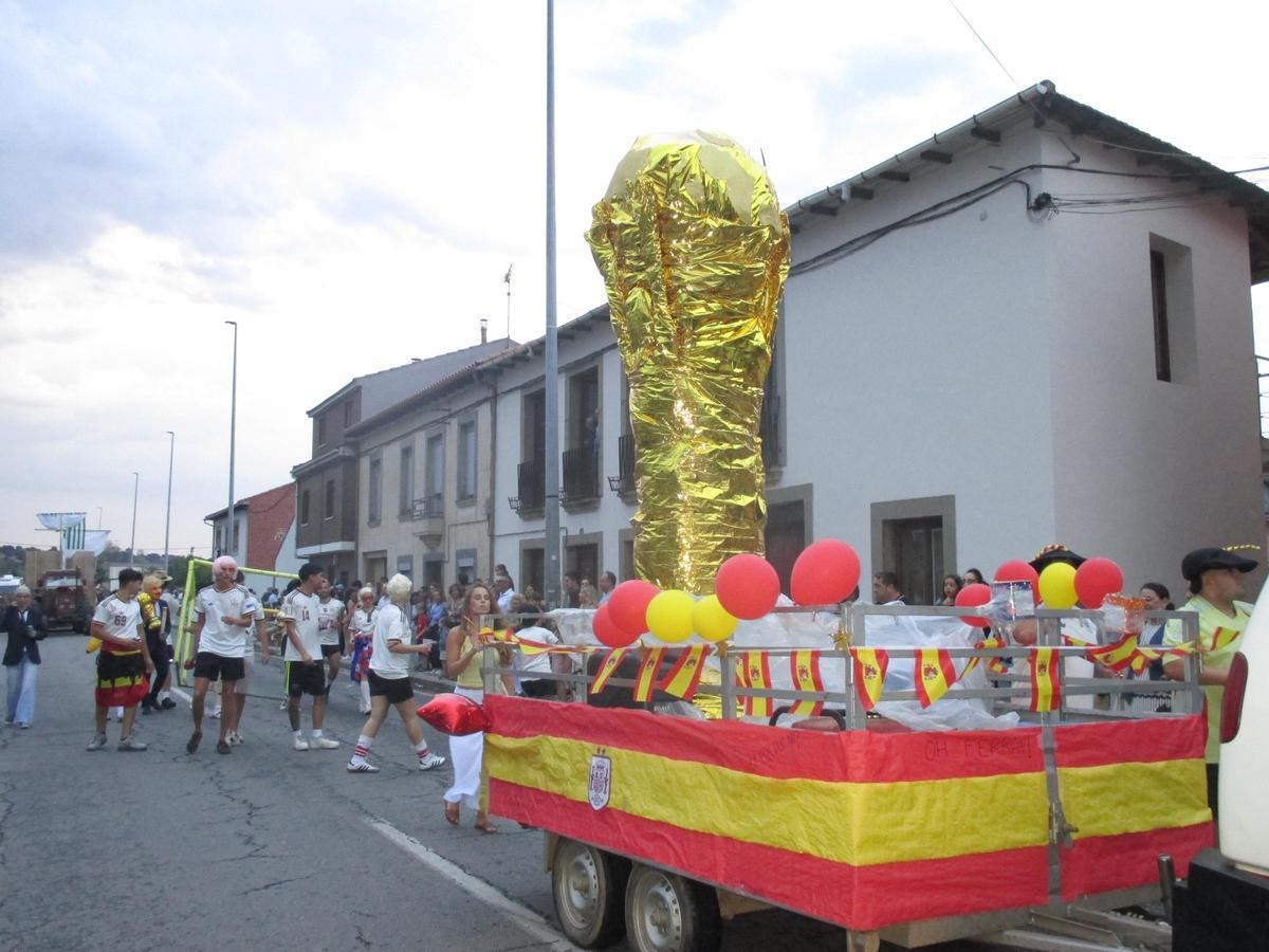 GALERÍA | Camarzana de Tera se despide de sus fiestas con el Desfile de Carrozas GALERÍA | Camarzana de Tera se despide de sus fiestas con el Desfile de Carrozas