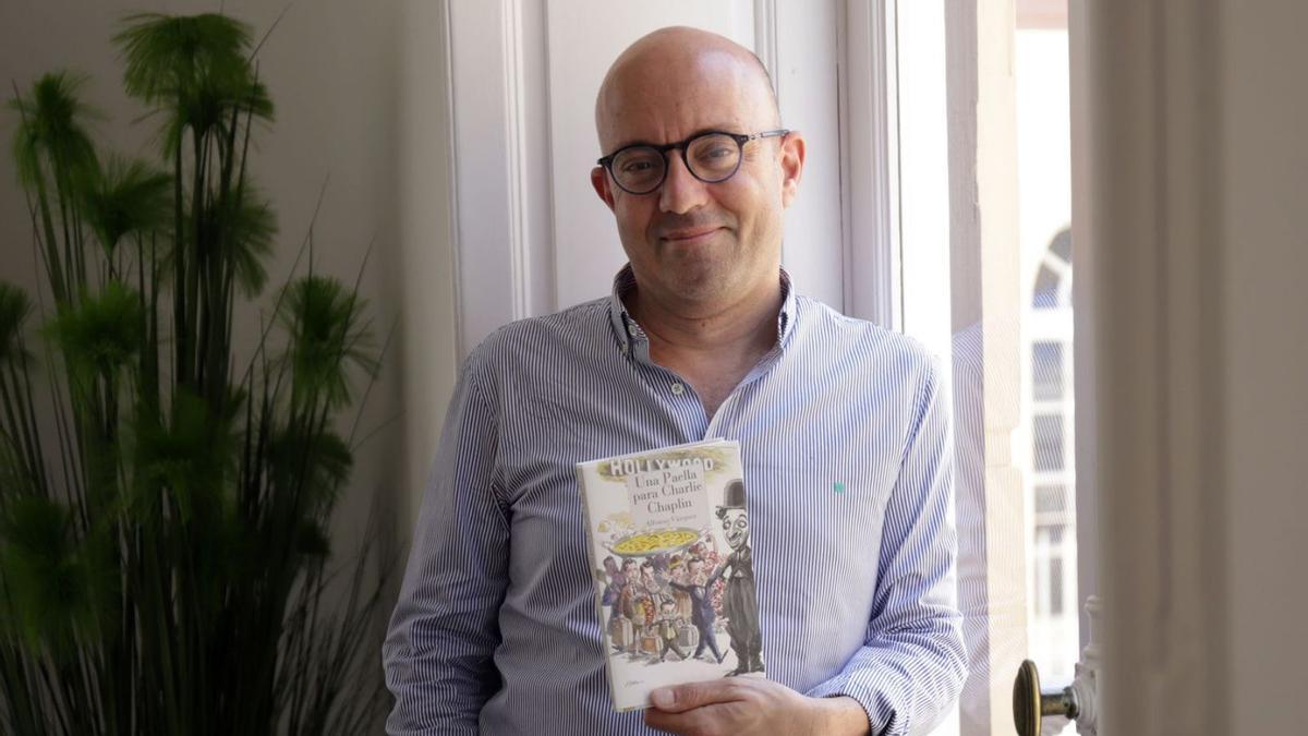 Alfonso Vázquez, con su nueva novela. | ÁLEX ZEA