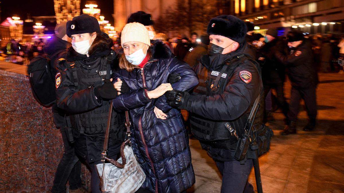 Detención de manifestantes en Moscú.