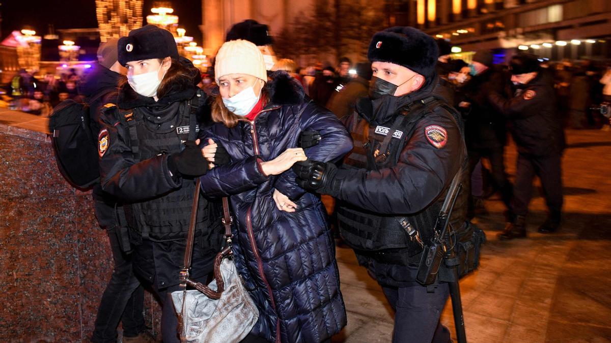 Detención de manifestantes en Moscú. 