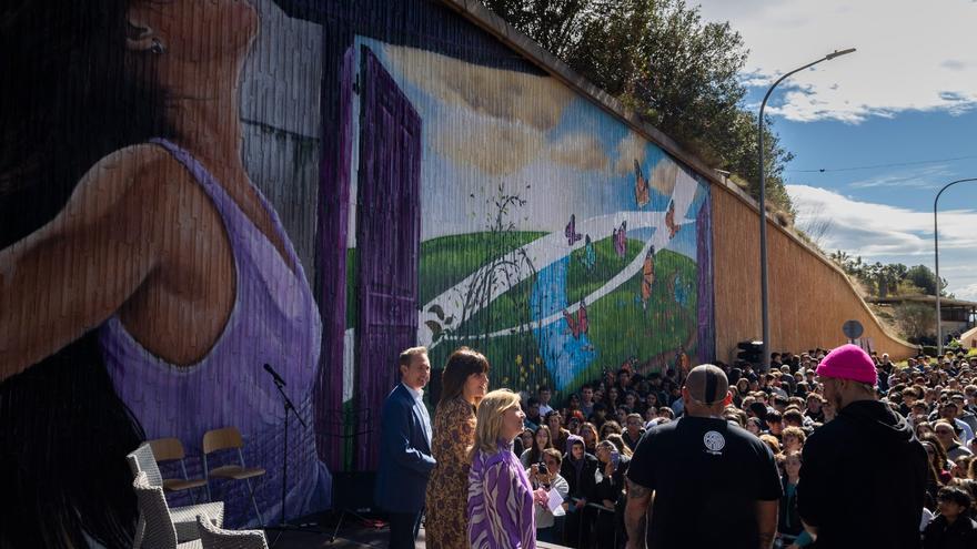 Rozalén canta en Xirivella en la inauguración del mural con su puerta violeta