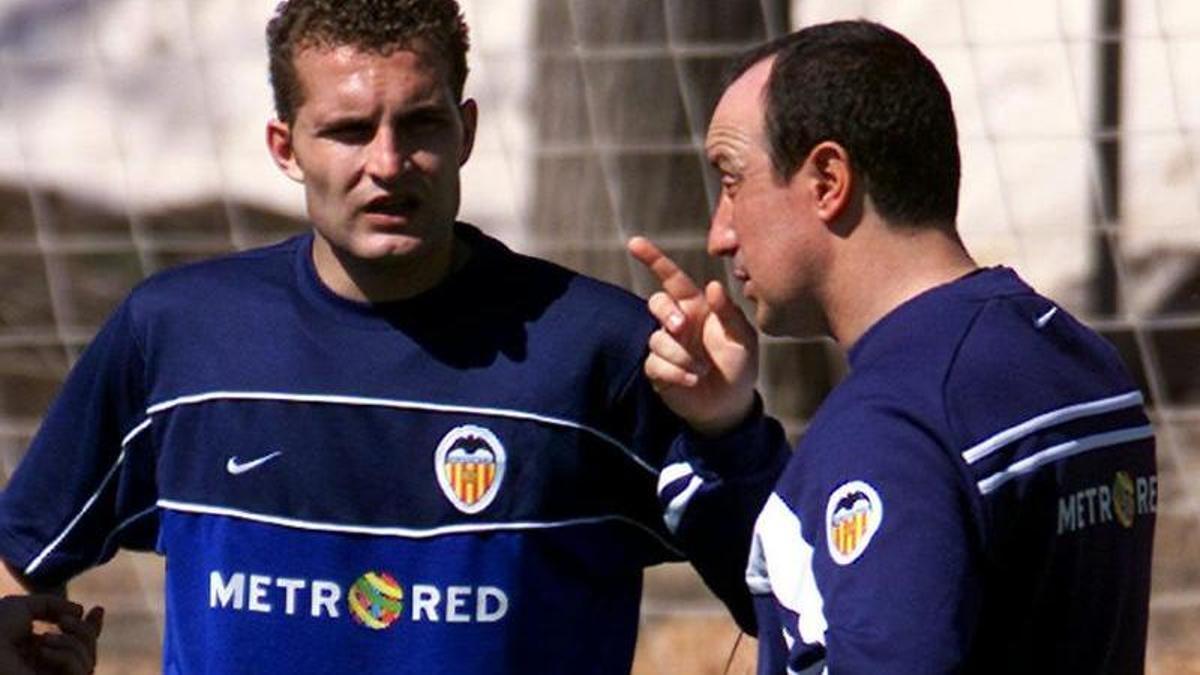 Rubén Baraja y Rafa Benítez conversan durante un entrenamiento en Paterna en la temporada 2001-2002