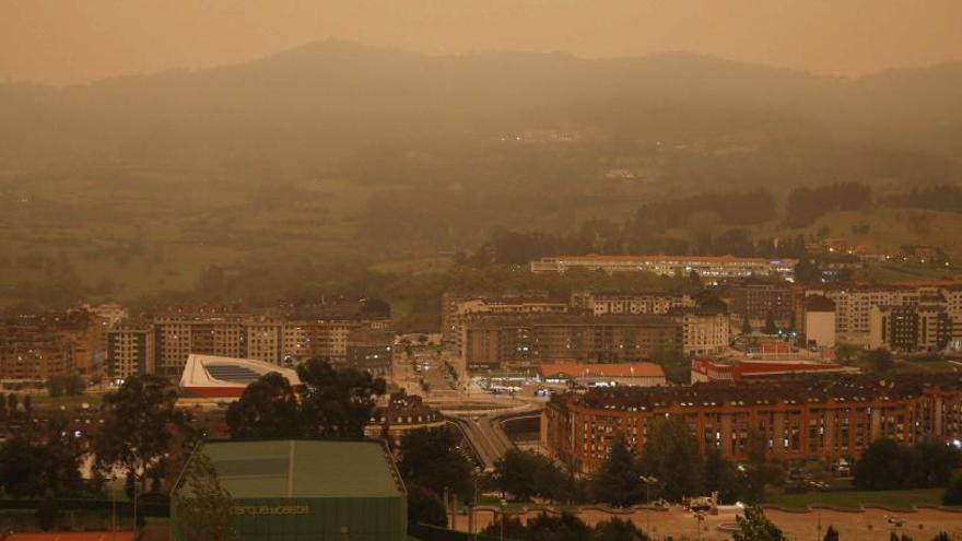 El humo de los incendios cubre Oviedo.