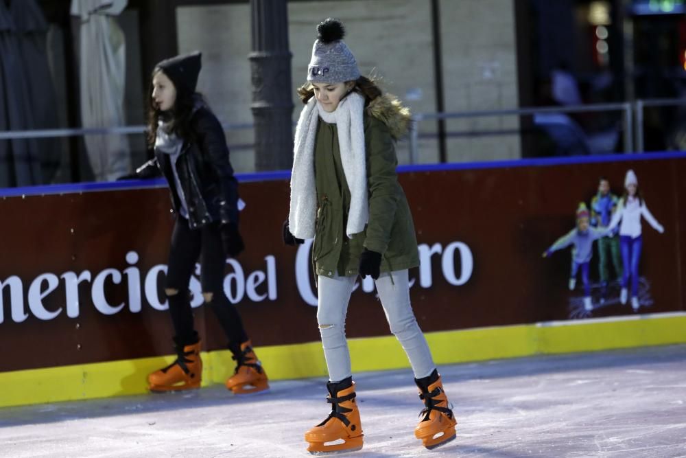 Primer día del árbol de Navidad, pista de patinaje sobre hielo y el tiovivo del ayuntamiento