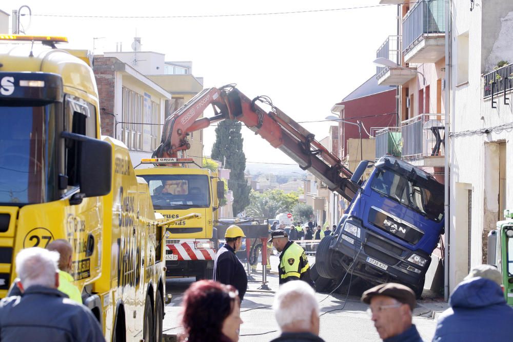 Cedeix el paviment d'un carrer de Torroella amb el pas d'un camió